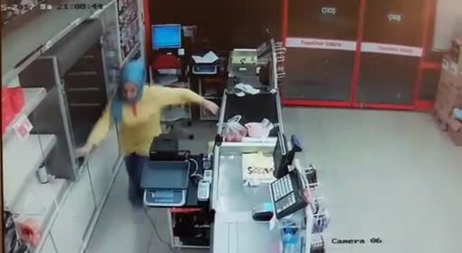 Eyüp’te markete molotoflu saldırı kamerada