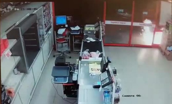 Eyüp’te markete molotoflu saldırı kamerada