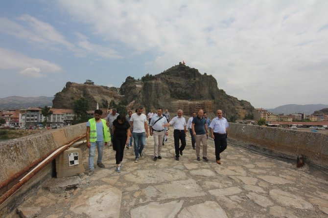 Tarihi Koyunbaba köprüsünün çevresi de taş duvar olacak