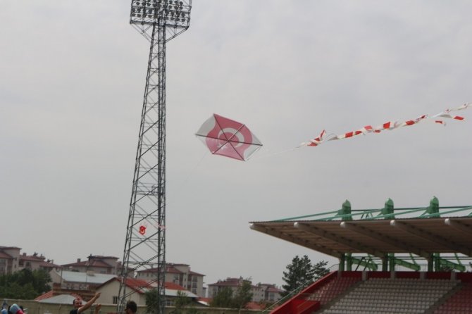 Ağrı’da 400 çocuk Türk bayraklı uçurtmalarla gökyüzünü süsledi