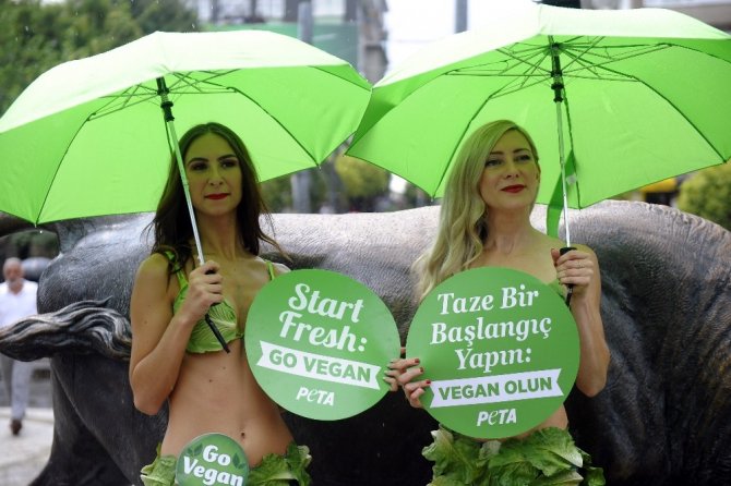 Vegan aktivistlerinden Kadıköy’de yarı çıplak eylem