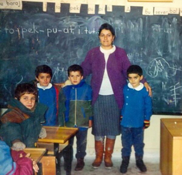 Şemdinli’nin ilk kadın öğretmeni Nimet Öz hayatını kaybetti