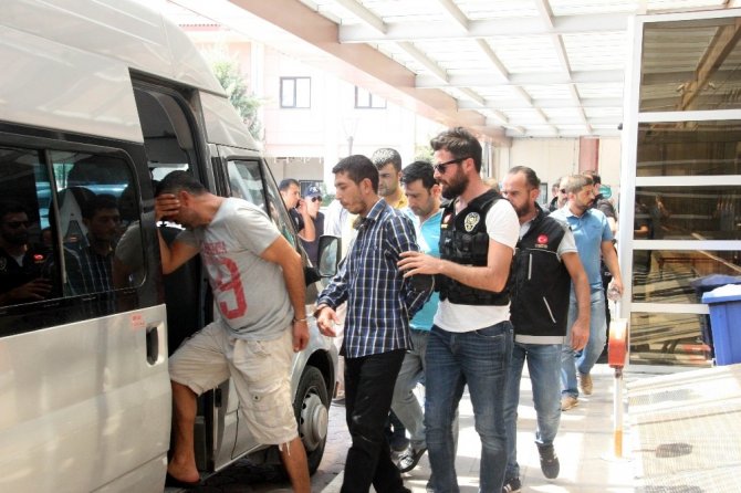 Kilis’te uyuşturucu operasyonunda gözaltına alınan 8 kişi adliyeye sevk edildi