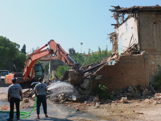 Milas’ta tehlike saçan binanın bir kısmı yıkıldı