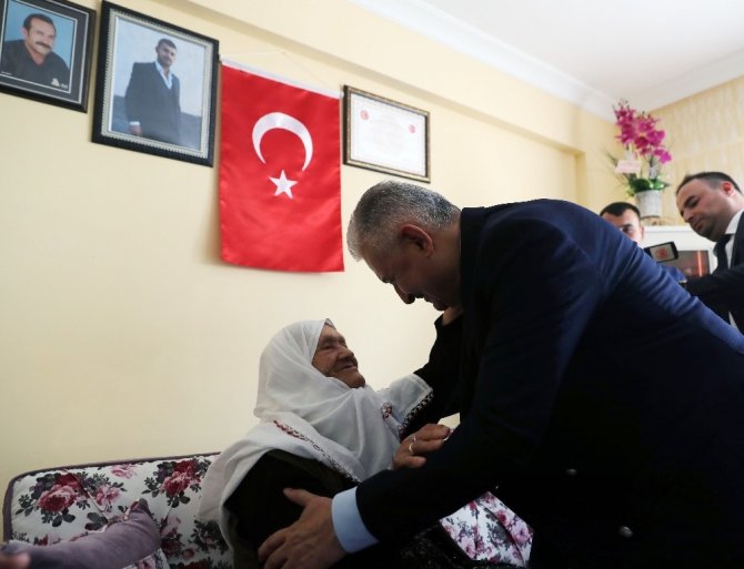 Başbakan Yıldırım’dan 15 Temmuz şehidi Samet Cantürk’ün ailesine taziye ziyareti