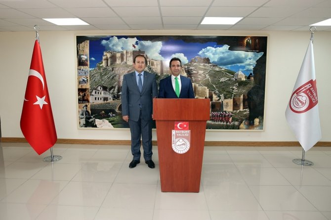 Bingöl Valisi Ali Mantı, Bayburt Valisi Ali Hamza Pehlivan’ı ziyaret etti.