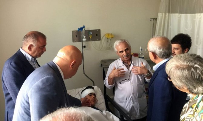 Kemal Kılıçdaroğlu, traktör kazasında yaralanan işçileri ziyaret etti
