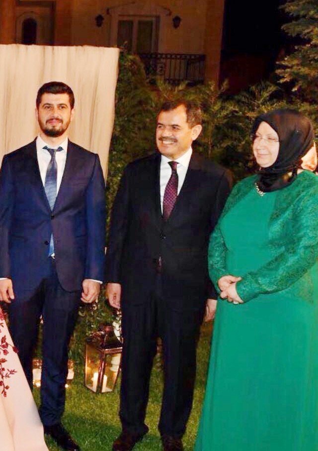Bakan Zeybekci’nin kızının düğün davetiyesinde çiçek yerine Maarif Vakfı’na bağış çağrısı