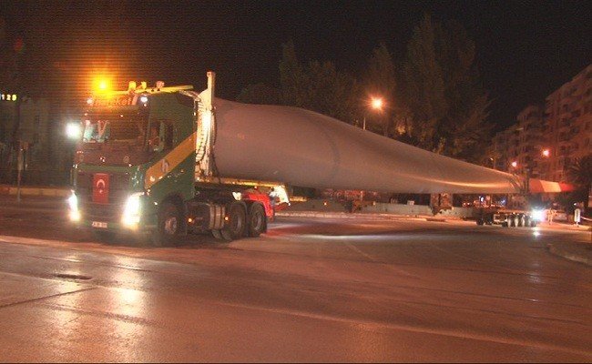 İzmir Fuarı’na 96 metrelik rüzgar tribünü getirildi