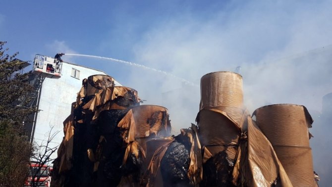 Halkalı’da kağıt fabrikasında yangın havadan görüntülendi