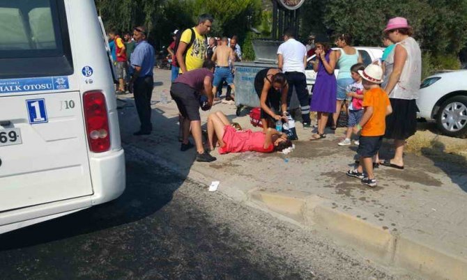 Kuşadası’nda dolmuş ile minibüs çarpıştı: 8’i turist 16 yaralı