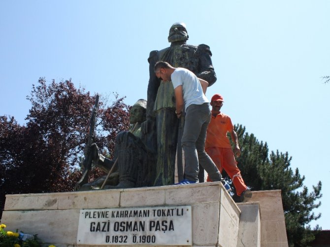 Gazi Osman Paşa’nın heykeline boyayla zarar verildiği iddiası