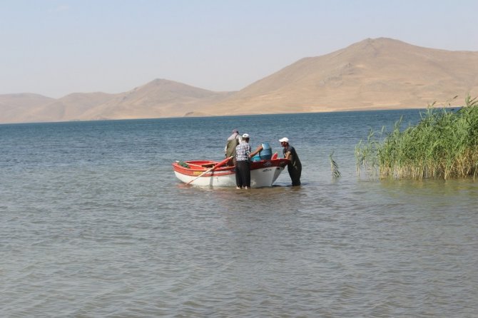 Türkiye’nin en yüksek rakımlı gölü ziyaretçi akınına uğruyor