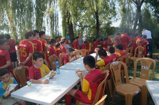 Gülüç Belediyespor Yaz Futbol Okulu kapanışı mangal partisiyle yaptı