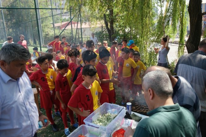 Gülüç Belediyespor Yaz Futbol Okulu kapanışı mangal partisiyle yaptı