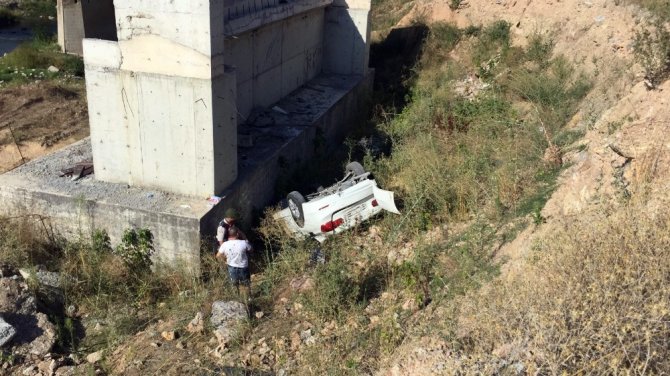 Araçla çarpışan otomobil köprüden uçtu: 3 yaralı