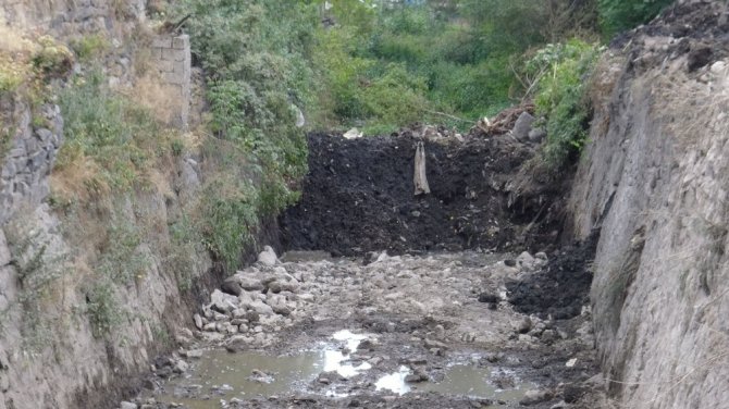 Bayrampaşa Deresi’nin ıslah çalışmalarında işçiler zor anlar yaşıyor