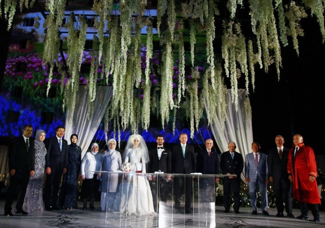Cumhurbaşkanı Erdoğan Bakan Zeybekci’nin kızının nikah şahidi oldu
