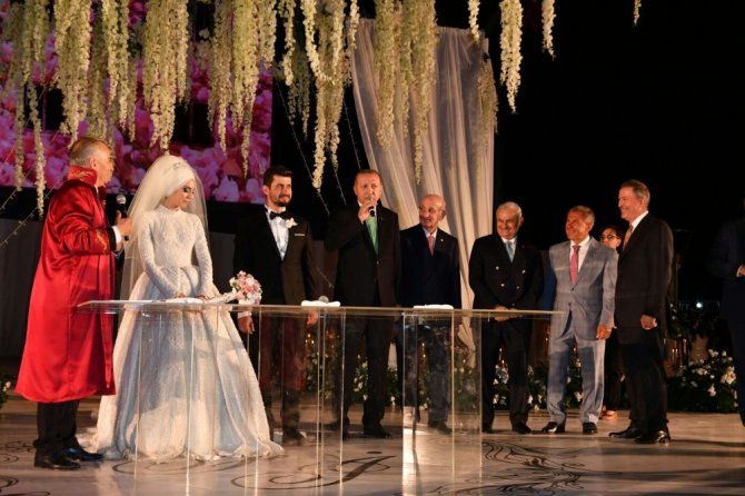 Cumhurbaşkanı Erdoğan Bakan Zeybekci’nin kızının nikah şahidi oldu