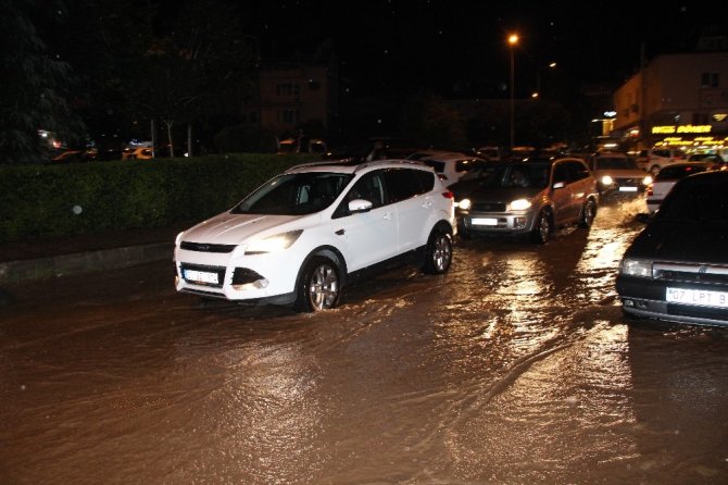 Denizli’de sağanak yağış vatandaşlara ve sürücülere zor anlar yaşattı