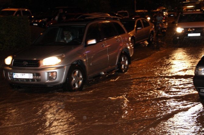 Denizli’de sağanak yağış vatandaşlara ve sürücülere zor anlar yaşattı