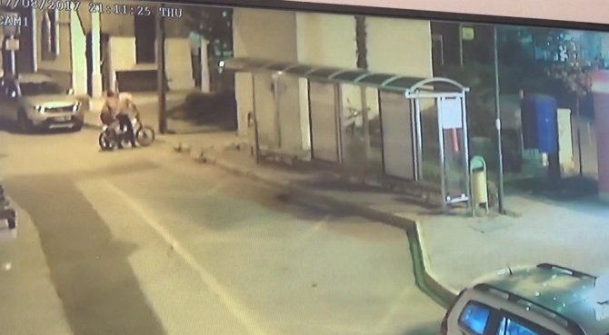 Elektrikli bisiklet hırsızlığı güvenlik kamerasında