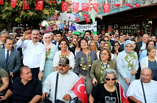 Adalet Bakanı Gül ve ünlü sanatçılar Antep Fıstığı için yürüdü