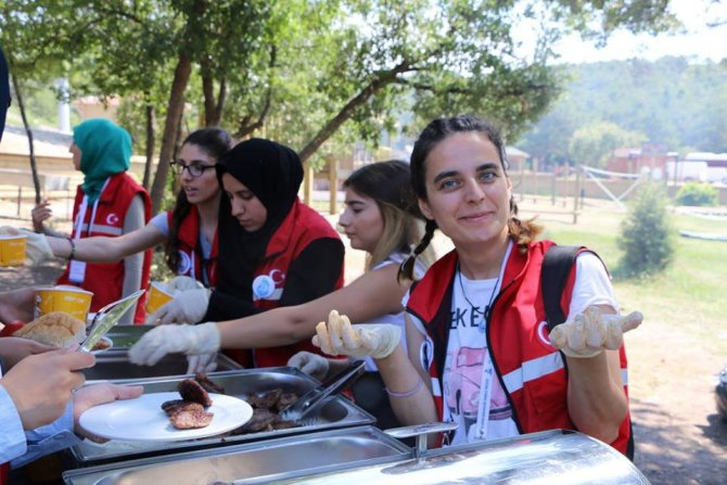 Suriyeli ve Iraklı miniklerin piknik mutluluğu