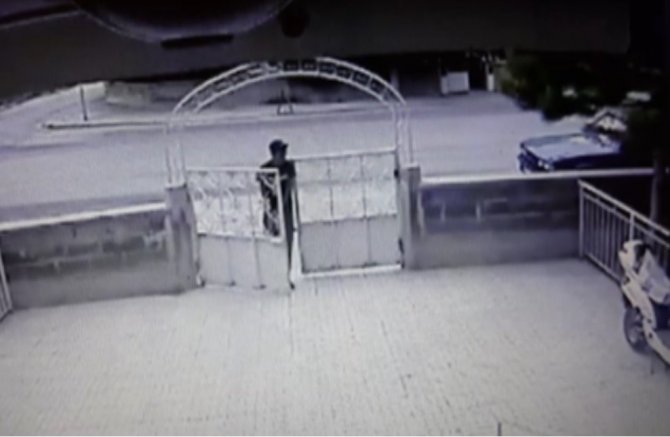 Akü hırsızları güvenlik kamerasına yakalandı
