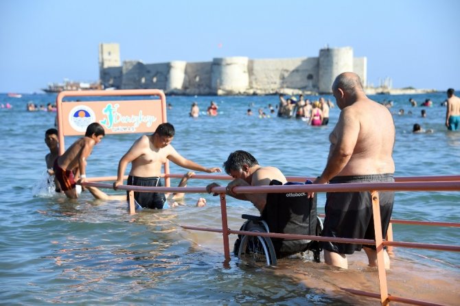Uluslararası standartlardaki engelli plajı, Türkiye’nin her yerinden ilgi gördü