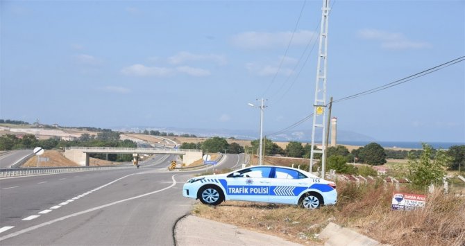 Sinop’ta yol kenarına maket trafik polis aracı konuldu