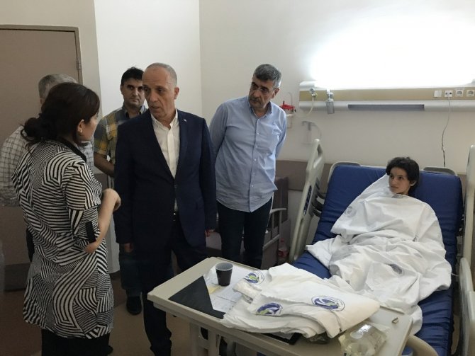 TÜRK-İŞ Genel Başkanı Atalay, traktör kazasında yaralanan işçileri ziyaret etti