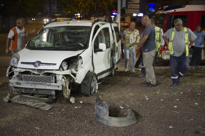 Alkollü sürücü aracıyla kavşağa çıktı: 2 yaralı