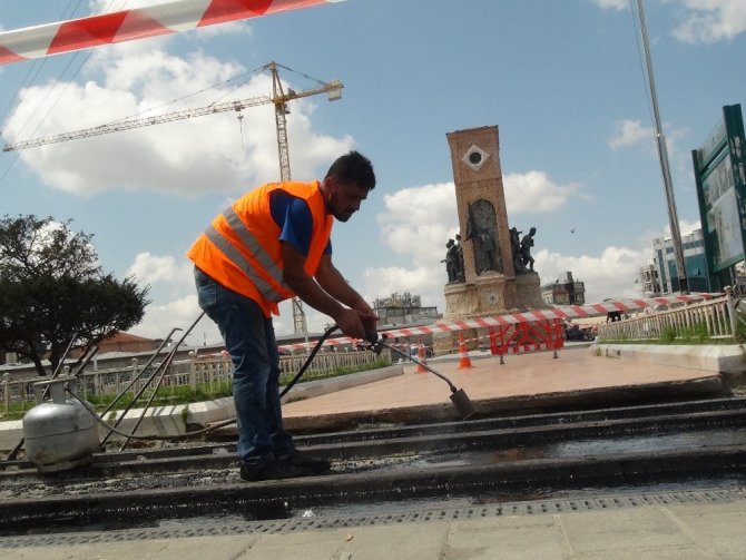 Beyoğlu’nda nostaljik tramvayın yenilenen raylarına özel köprü asfaltı