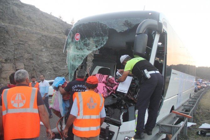 Yolcu otobüsü ile kamyon çarpıştı: 1 ölü, 21 yaralı