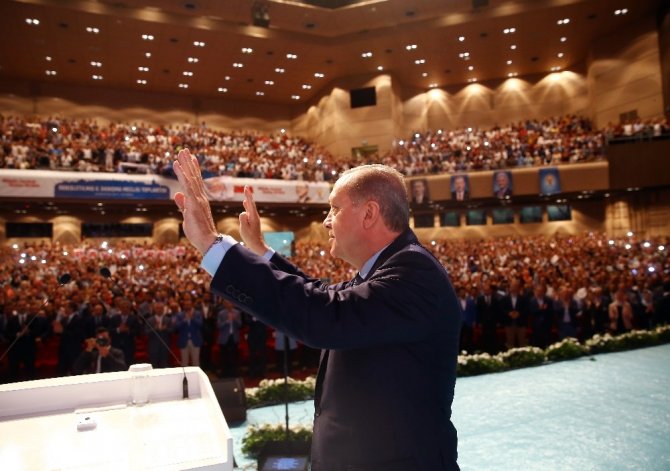 Cumhurbaşkanı Erdoğan Haliç Kongre Merkezi’nde partililere hitap ediyor
