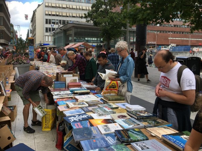 Stockholm’de dünyanın en uzun kitap stantları kuruldu