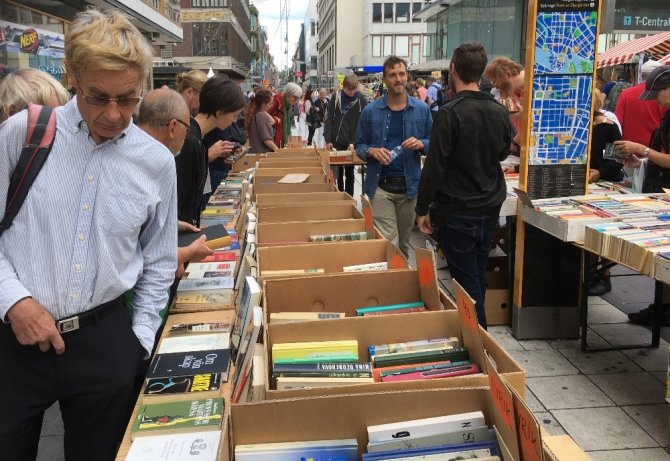 Stockholm’de dünyanın en uzun kitap stantları kuruldu