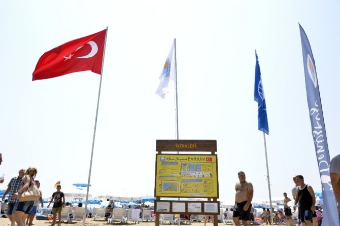 Mersin’de ilk mavi bayrağı Kızkalesi Halk Plajında göndere çekti