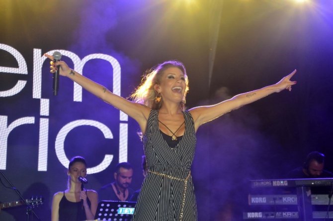 Ünlü sanatçı İrem Derici, "En sevdiğim yemek kuru fasulye"