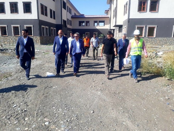 Vali Elban, Geri Gönderme Merkezi inşaatında incelemelerde bulundu