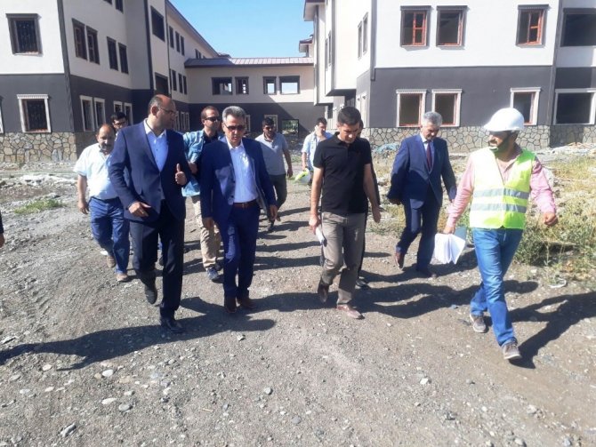 Vali Elban, Geri Gönderme Merkezi inşaatında incelemelerde bulundu