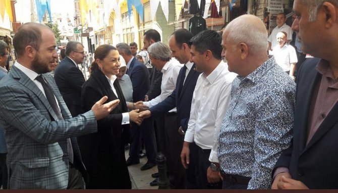 AK Parti Genel Başkan Yardımcısı Öznur Çalık Ertuğrul Gazi türbesinde dua etti