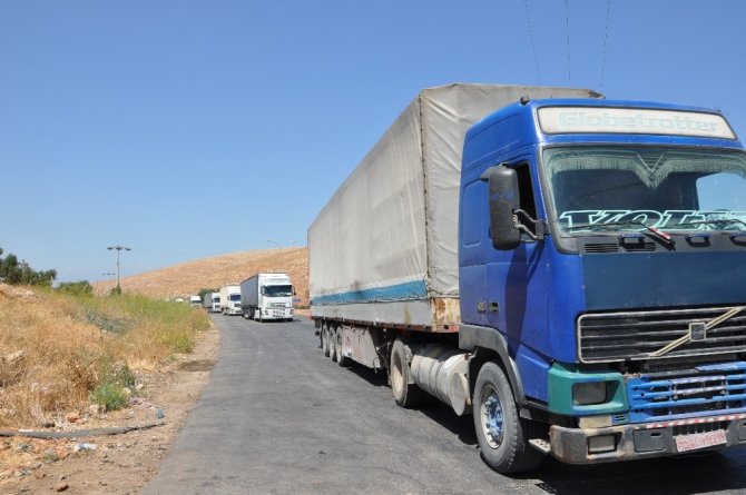 BM’nin 14 yardım tırı Suriye’ye geçti