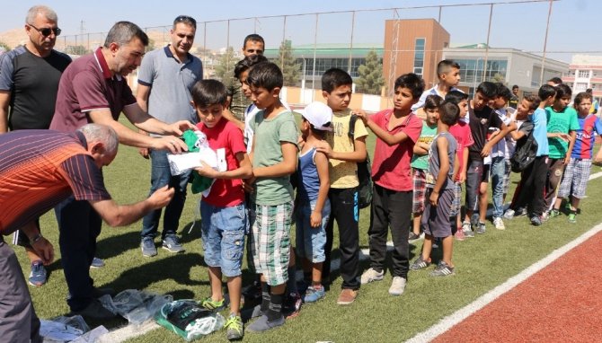 Suriyeli çocuklara spor malzemesi