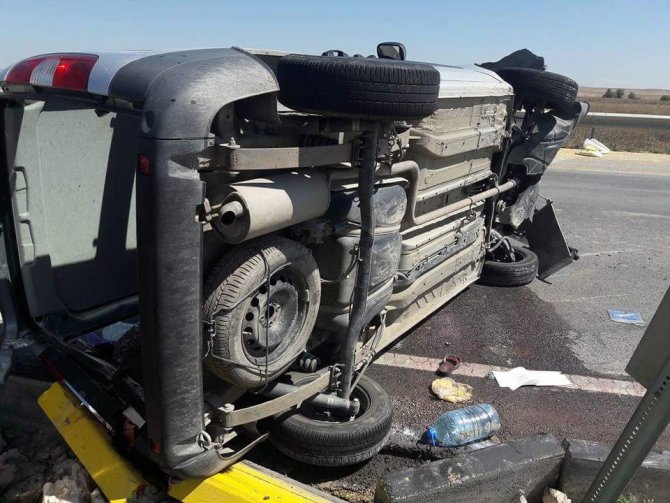 Devrilen araçta bulunan yolcu hayatını kaybetti