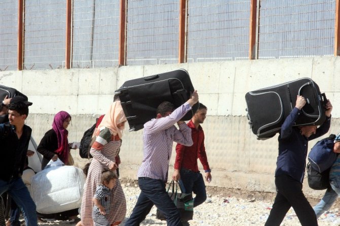 Suriyeliler gözyaşlarıyla terk ettikleri ülkelerine bayram için geri dönüyor