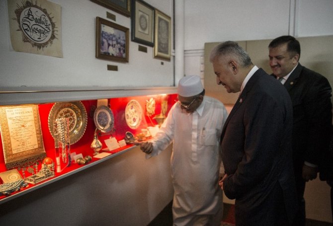 Başbakan Yıldırım’dan Singapur’da tarihi camiye ziyaret