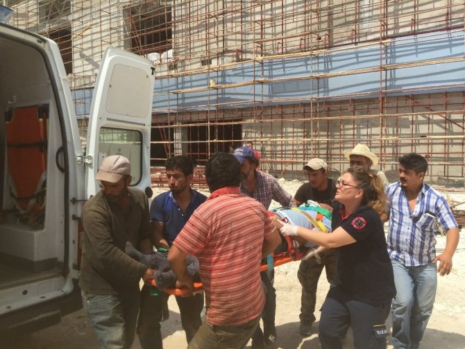 Karaman’da spor salonu inşaatından düşen işçi yaralandı
