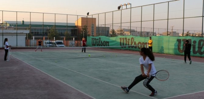 Şanlıurfalı tenisçiler Türkiye şampiyonasına hazırlanıyor